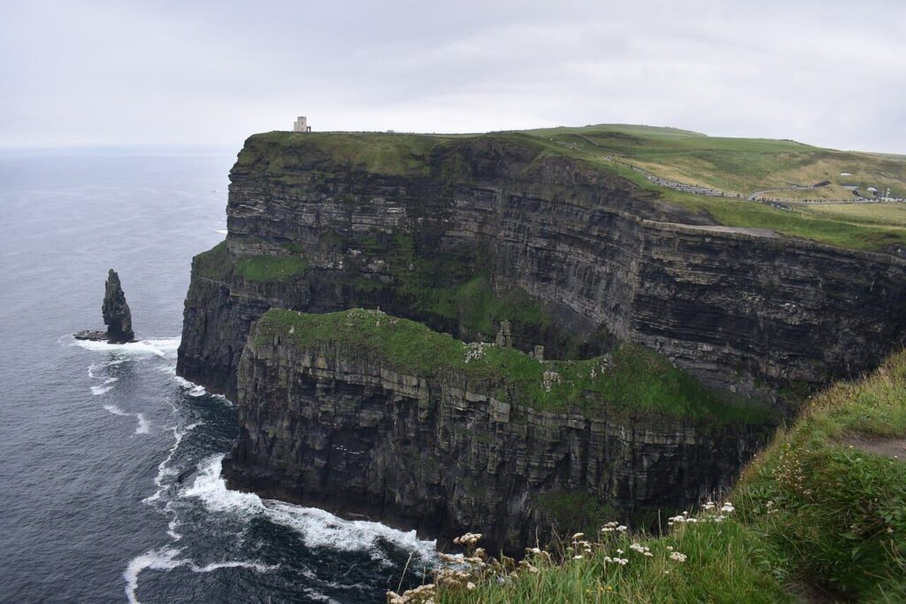 Kam na dovolenou v roce 2027? Inspirace pro milovníky moře, hor i poznávání. cliffs of moher, ireland, coast, cliff,