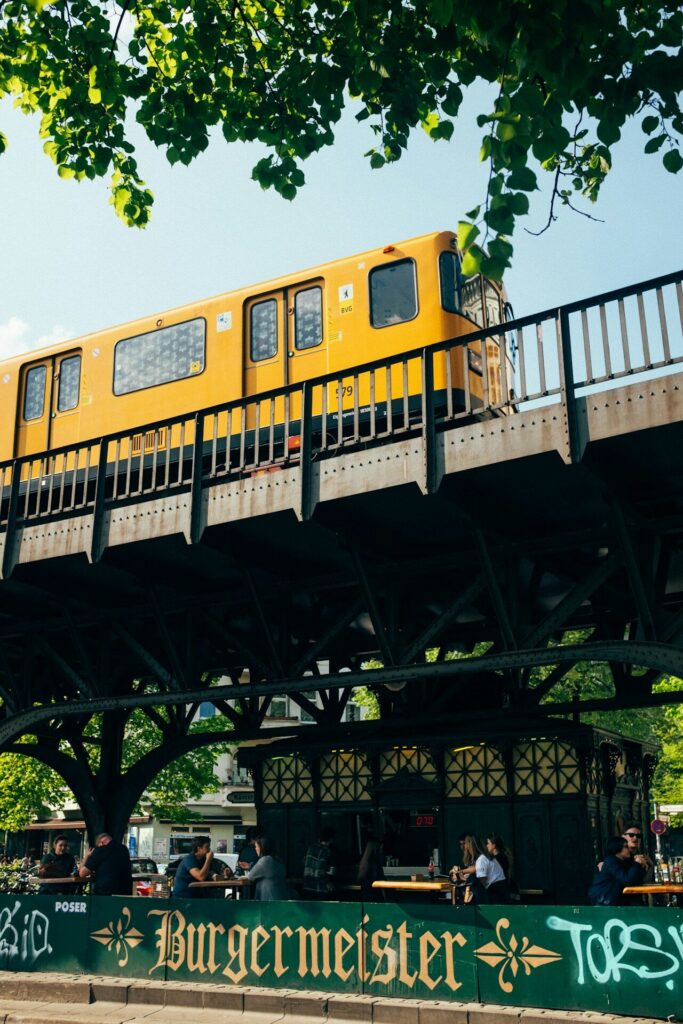 S českým průvodcem v Berlíně: poznejte německou metropoli s Davidem Klausem Hledáte českého průvodce v Berlíně? Poznejte Braniborskou bránu, Reichstag a Berlínskou zeď. Soukromé prohlídky v češtině s Davidem Klausem.